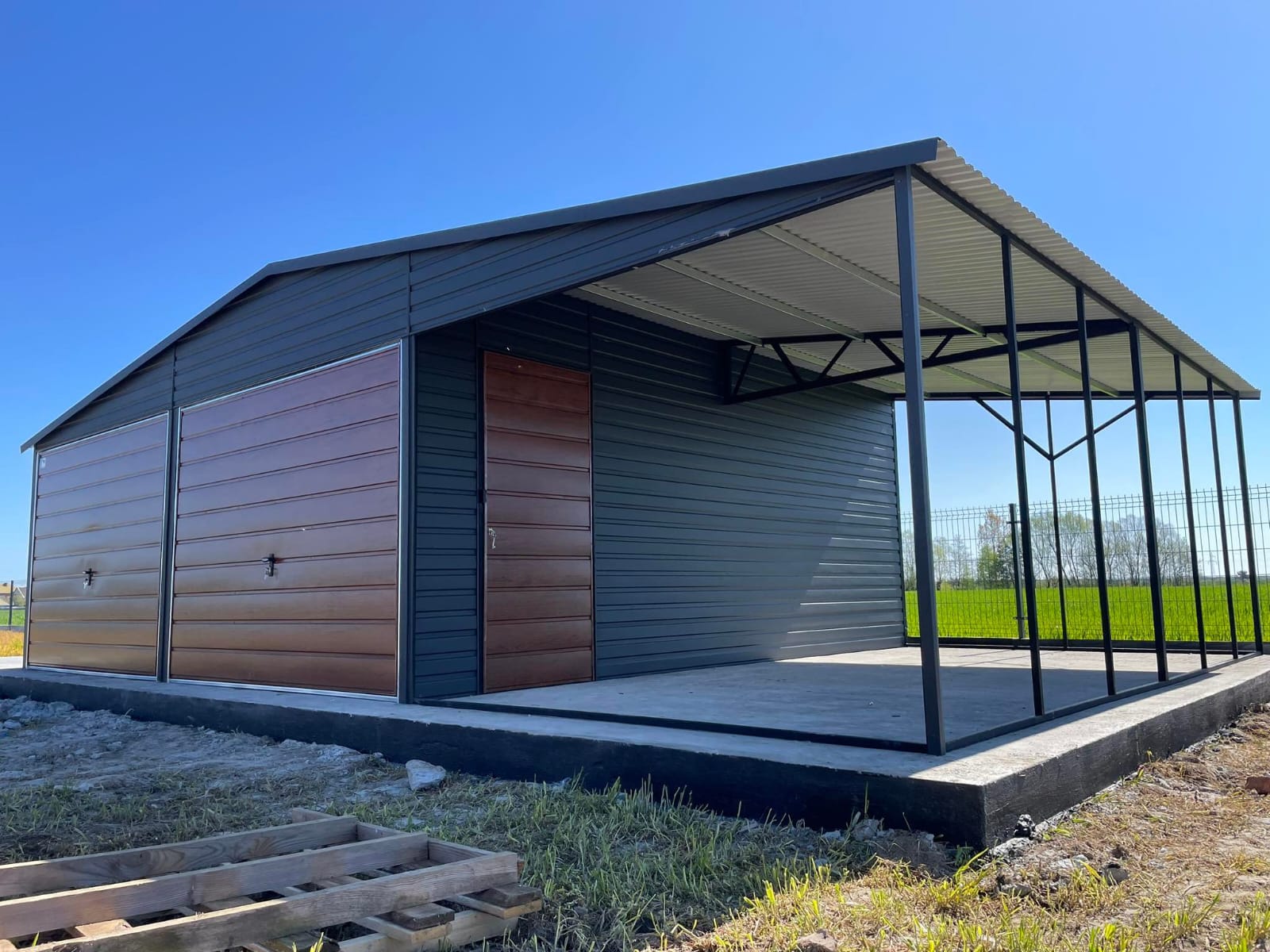 Blechgarage mit Carport