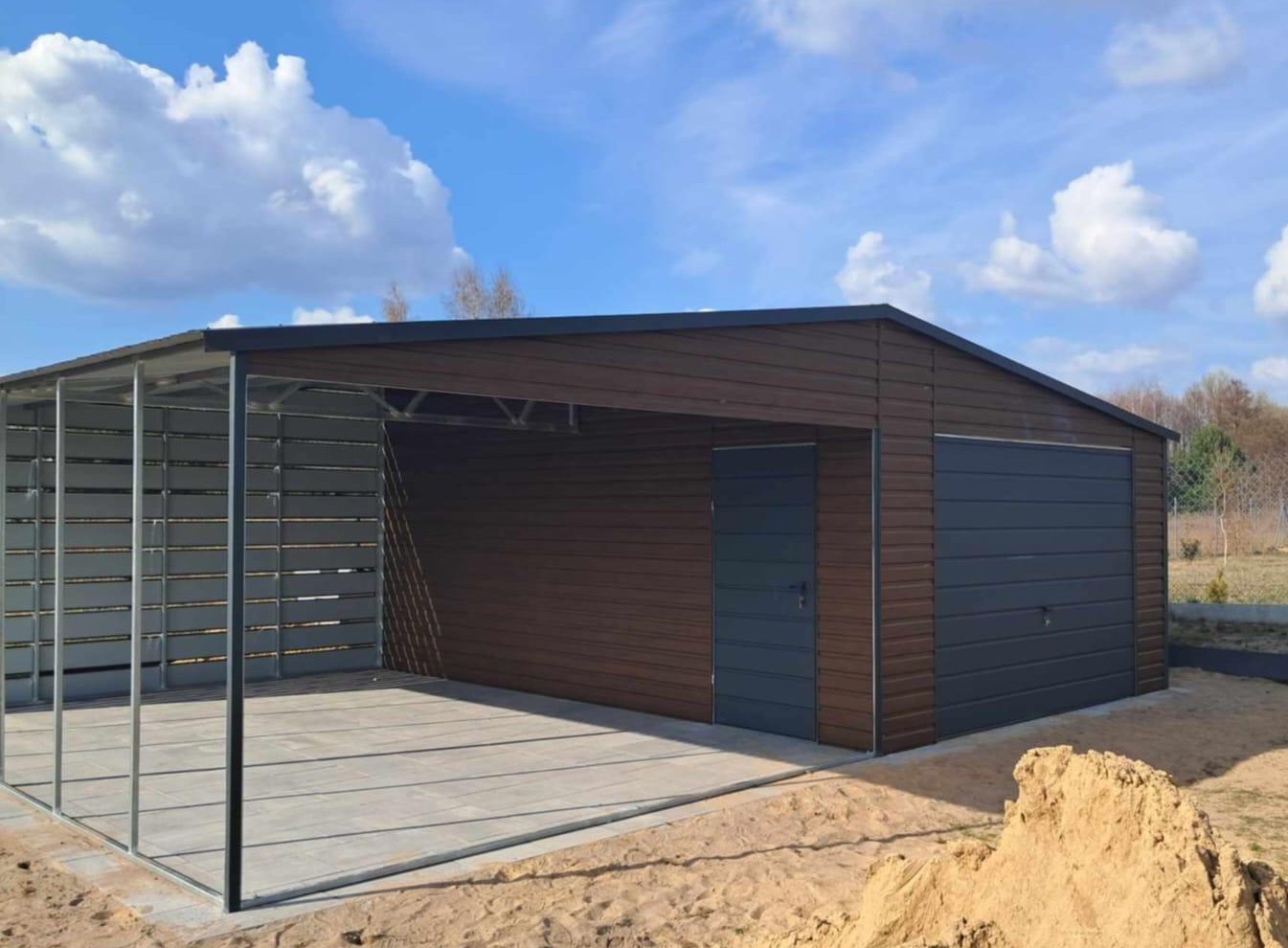 Blechgarage mit Carport